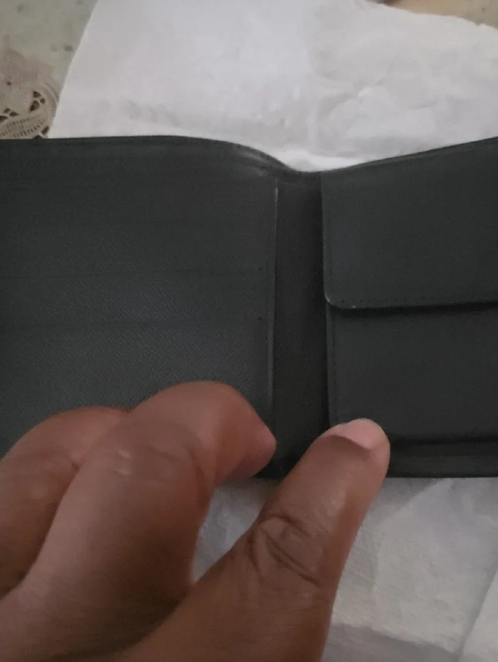 Classic Black Men's Bi-Fold Wallet - Sleek Textured Design